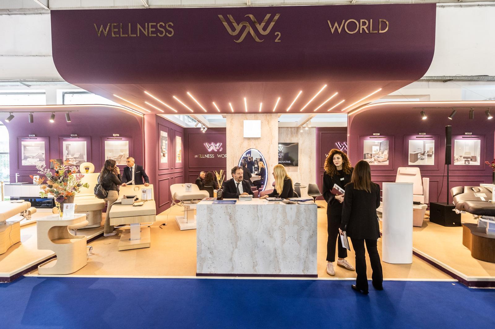 Stand Wellness World con arredi e tecnologie professionali